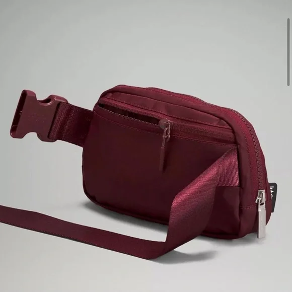 Lululemon Everywhere Belt Bag NWT - Picture 2 of 4